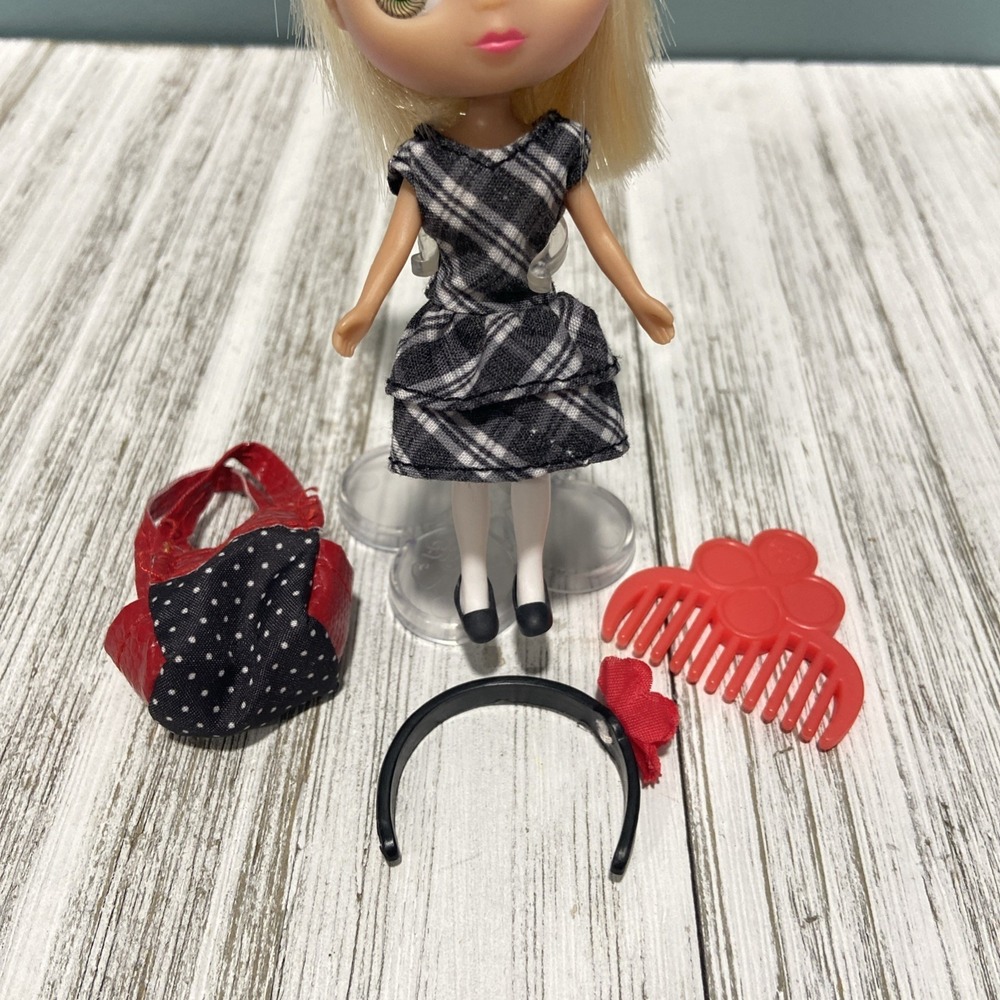 Blythe Littlest Pet Shop Hasbro 2010 Buckles Bows #1618 With Accessories - Picture 3 of 4